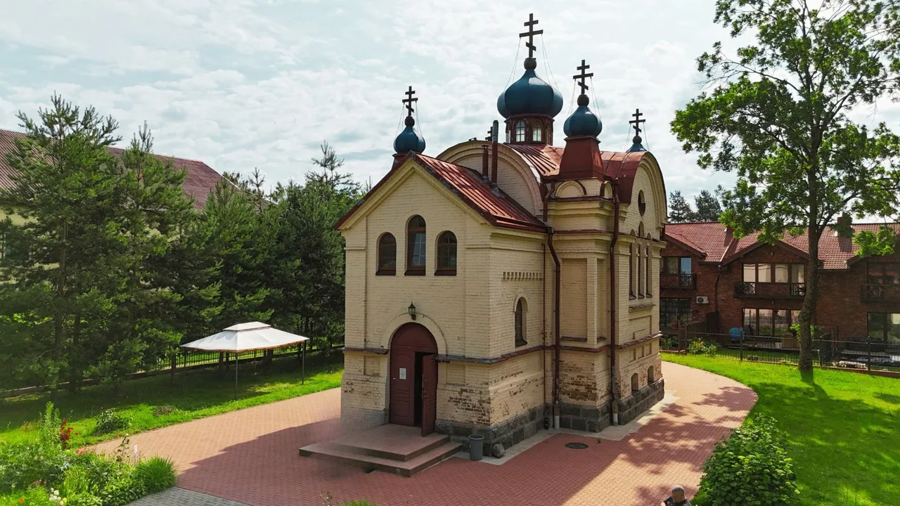 Die Kirche der Geburt Christi in Bukiškis, Blick auf die Eingangsseite
